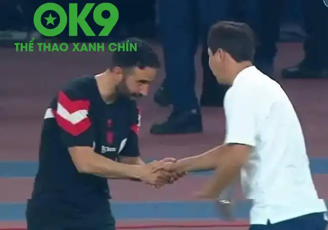 Khoảnh khắc Ruben Amorim cúi đầu bắt tay HLV Kim Sang Sik